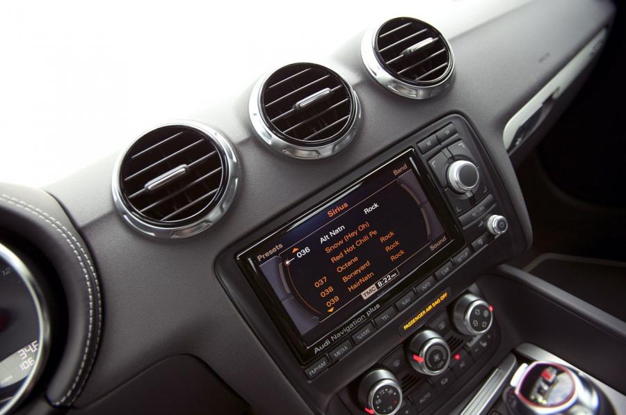 Детали интерьера Audi TTS Coupe (8J) 2010 года  (NA) (фото 7 из 30)